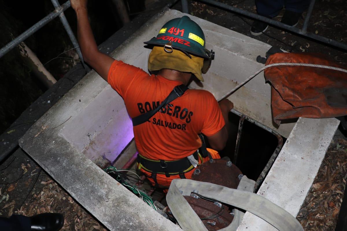 Fuerza Armada y Bomberos trabajan en conjunto con ANDA en la tarea de limpieza de tanques en Las Pavas fuerza-armada-y-bomberos-trabajan-en-conjunto-con-anda-en-la-tarea-de-limpieza-de-tanques-en-las-pavas